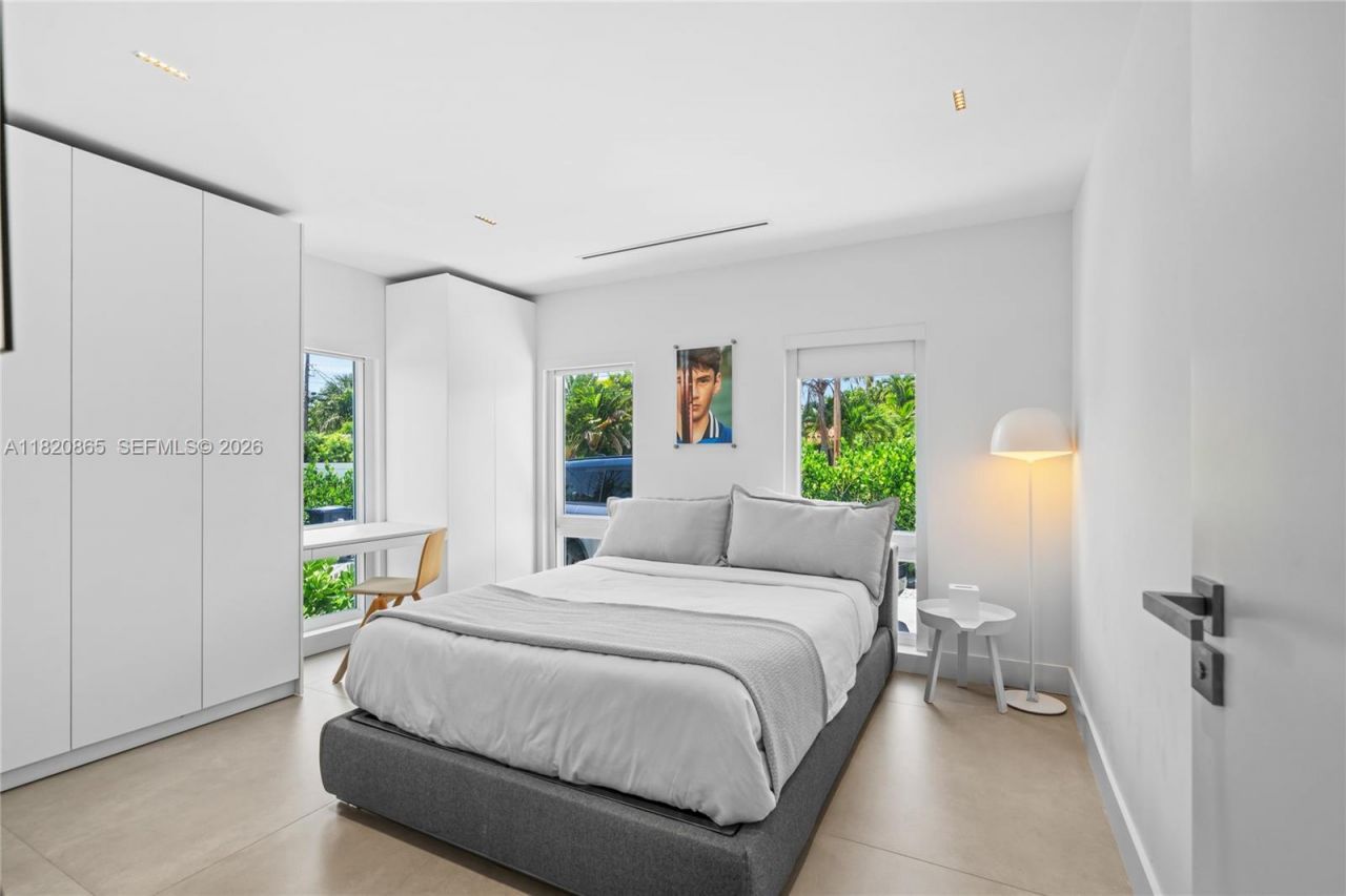 9033 Emerson Ave, Surfside, FL 33154 Photo