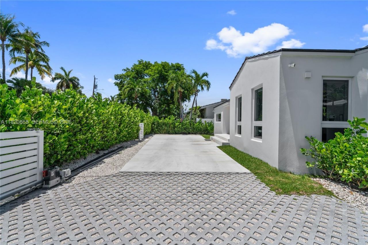 9033 Emerson Ave, Surfside, FL 33154 Photo