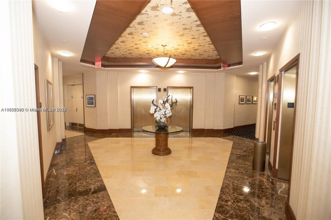 19501 W Country Club Dr, Unit 1611, Aventura, FL 33180 Photo