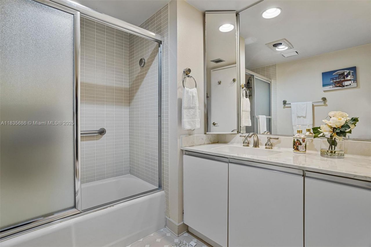 520 Brickell Key Dr, Unit A1404, Miami, FL 33131 Photo