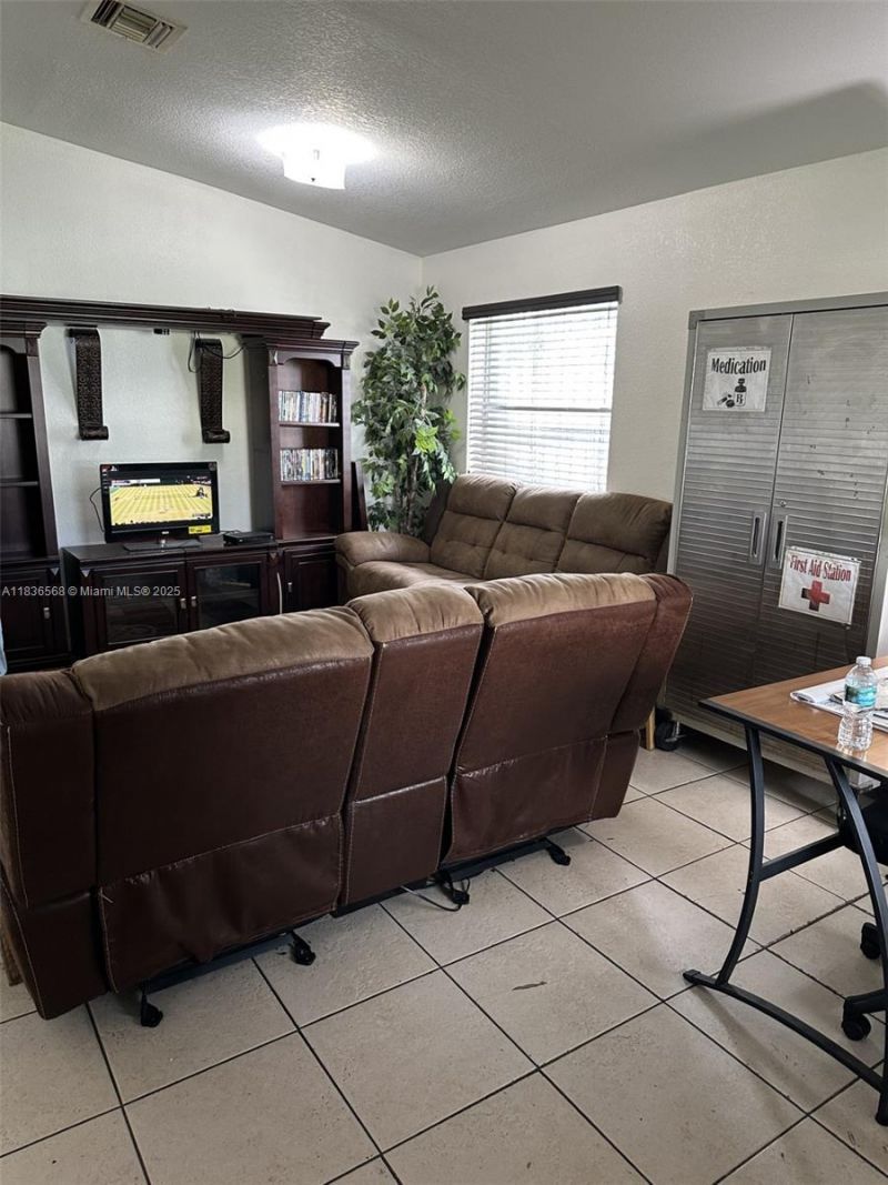 2622 NW 47th St, Miami, FL 33142 Photo