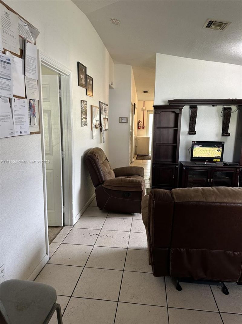 2622 NW 47th St, Miami, FL 33142 Photo