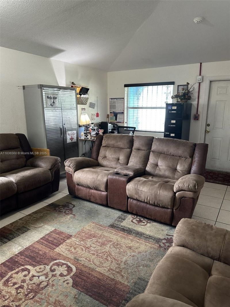 2622 NW 47th St, Miami, FL 33142 Photo