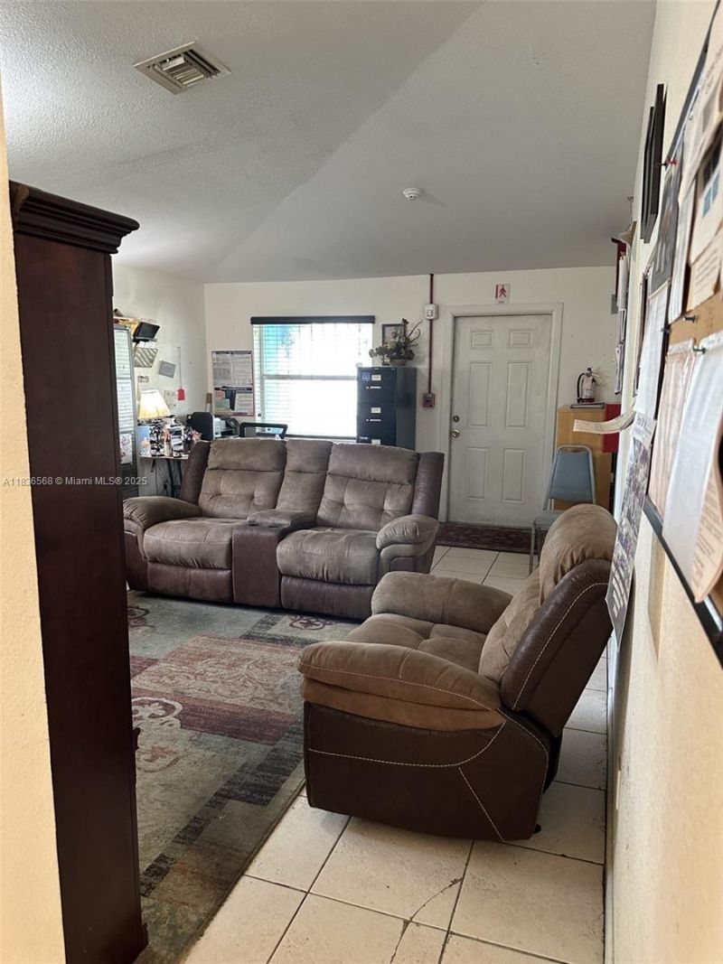 2622 NW 47th St, Miami, FL 33142 Photo