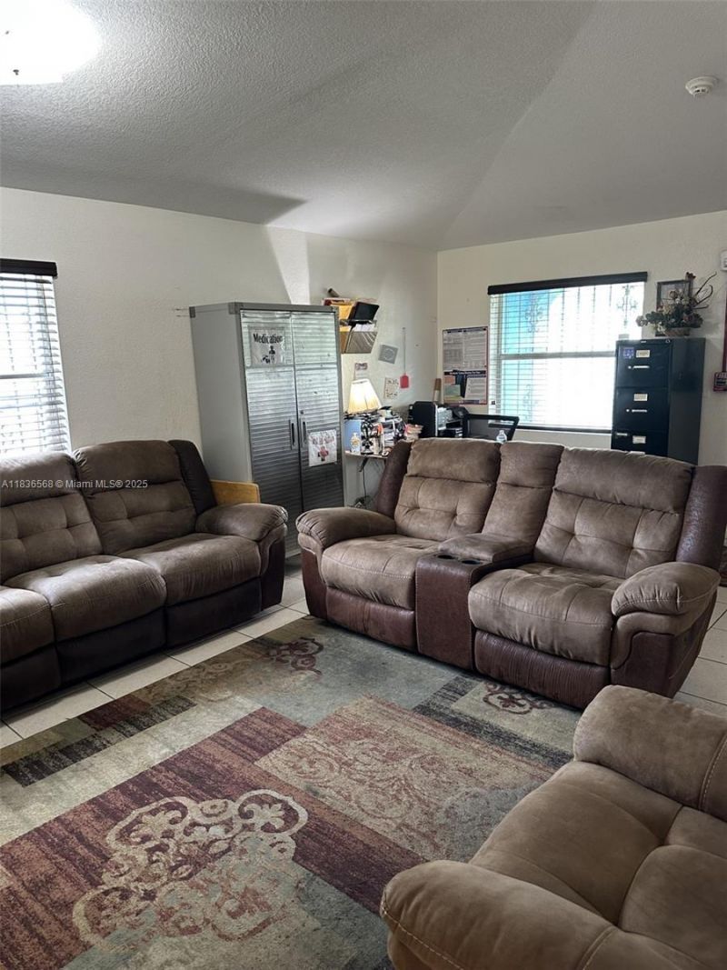 2622 NW 47th St, Miami, FL 33142 Photo