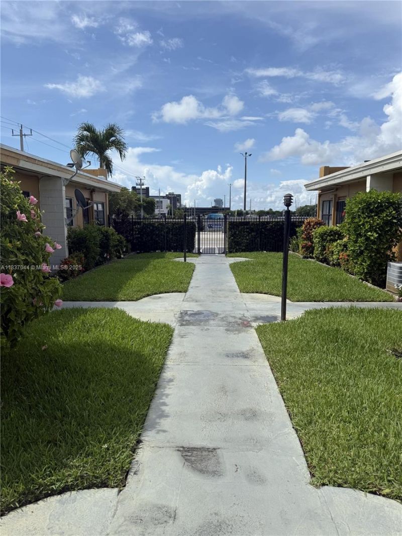 1845 Pembroke Rd, Unit 2-11, Hollywood, FL 33020 Photo