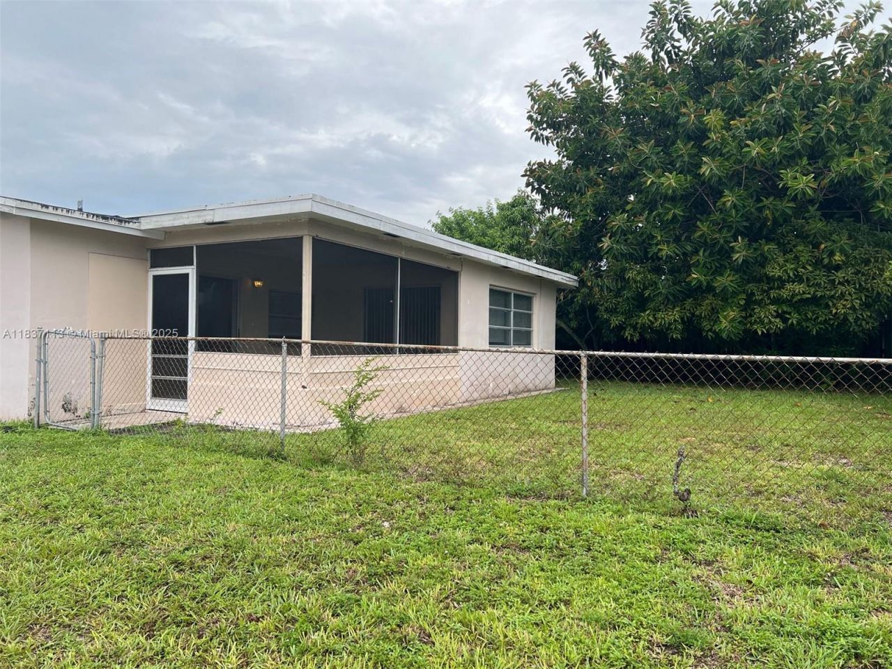 8361 NW 28th Pl, Sunrise, FL 33322 Photo