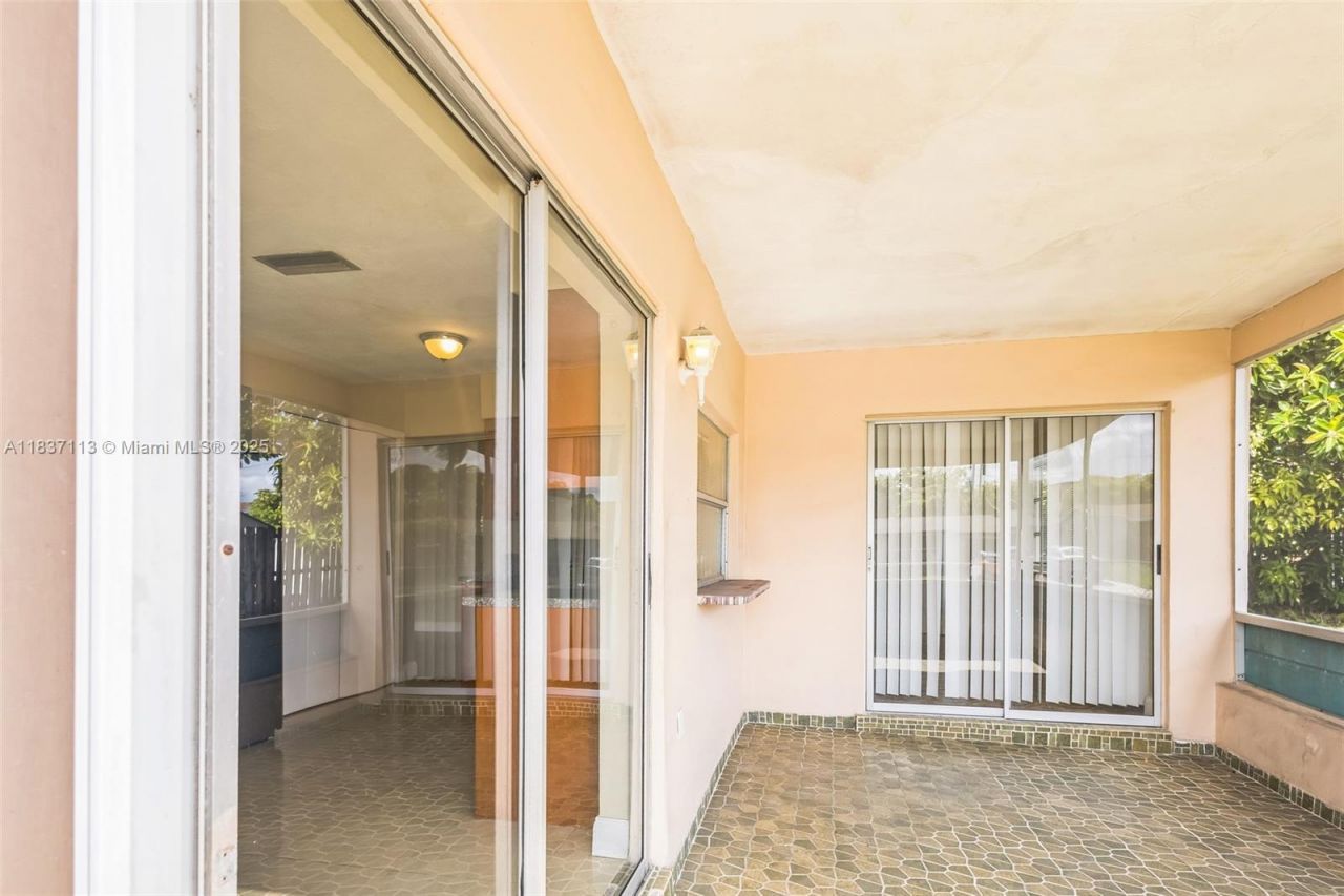 8361 NW 28th Pl, Sunrise, FL 33322 Photo