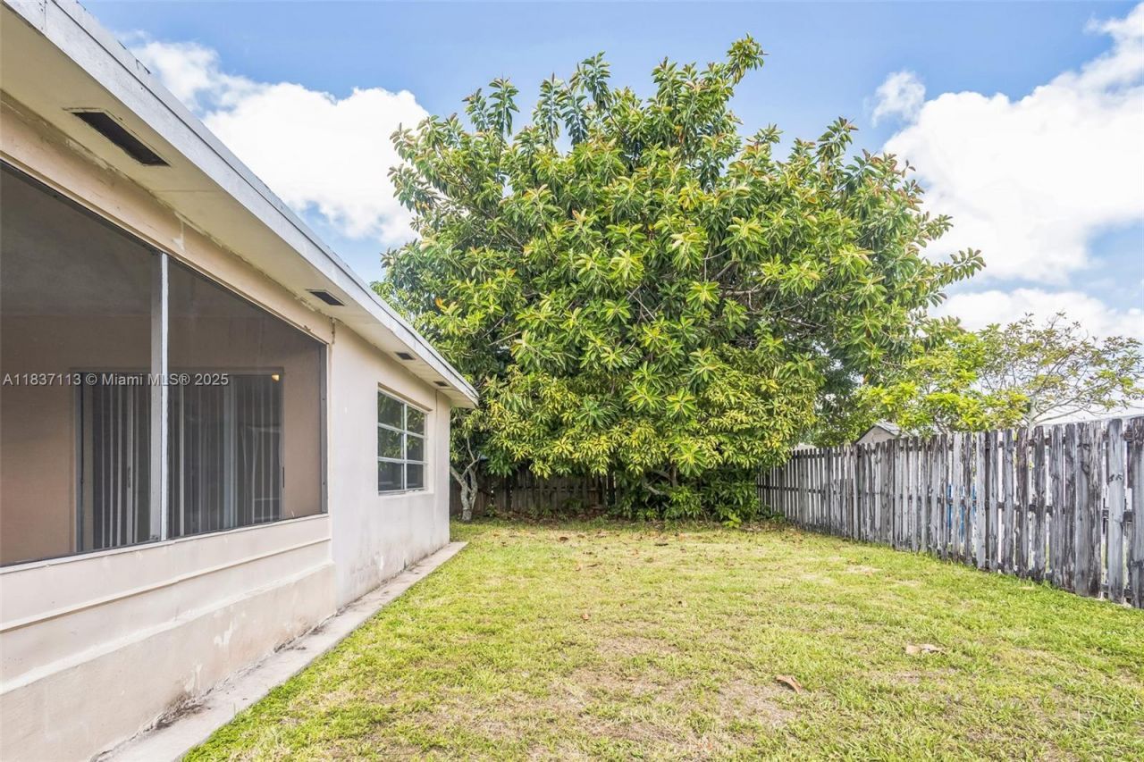 8361 NW 28th Pl, Sunrise, FL 33322 Photo