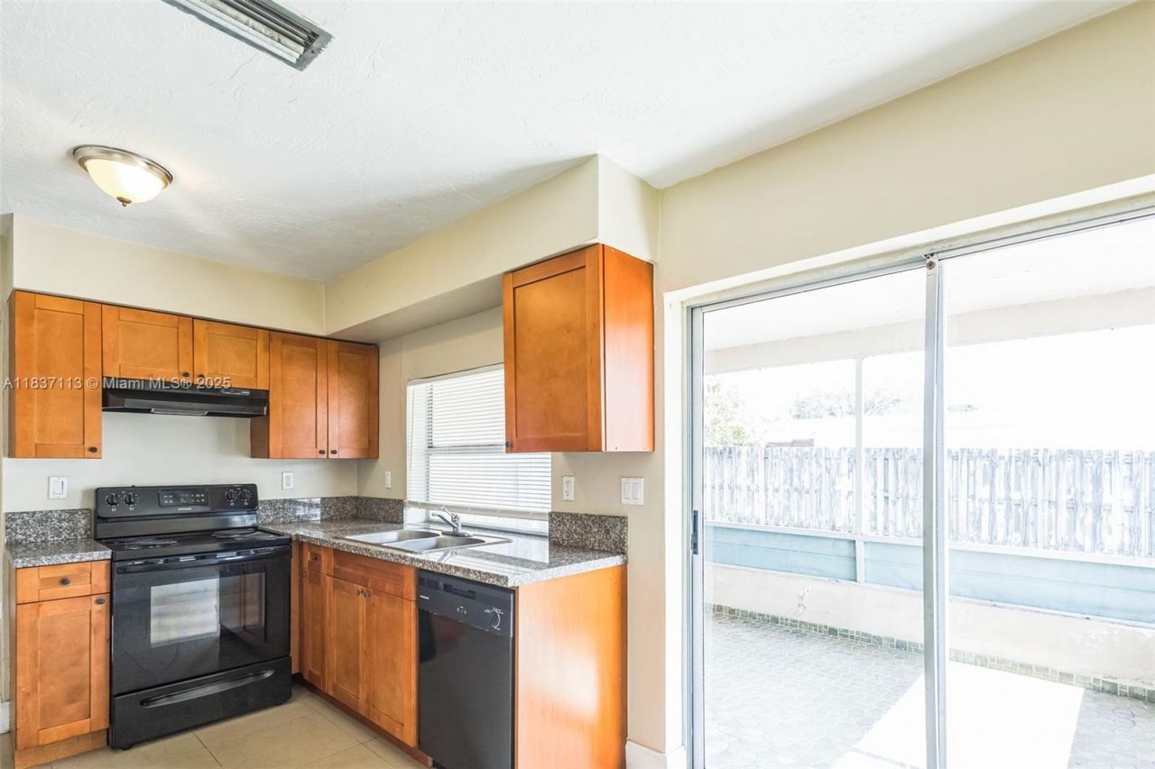 8361 NW 28th Pl, Sunrise, FL 33322 Photo