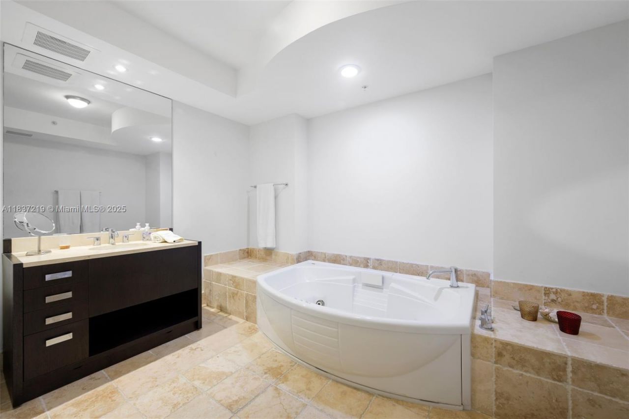 18201 Collins Ave, Unit 1006, Sunny Isles Beach, FL 33160 Photo
