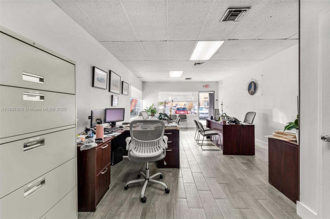 516 NW 57th Ave, Miami, FL 33126 Photo