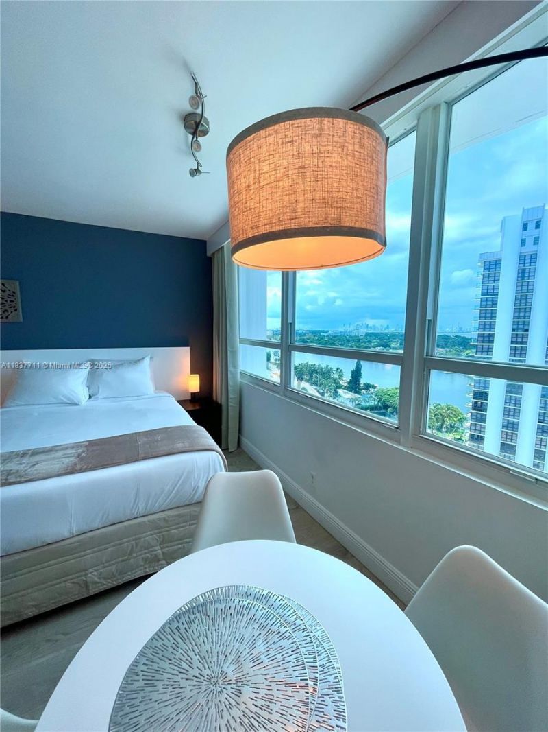 5445 Collins Ave, Unit 1515, Miami Beach, FL 33140 Photo