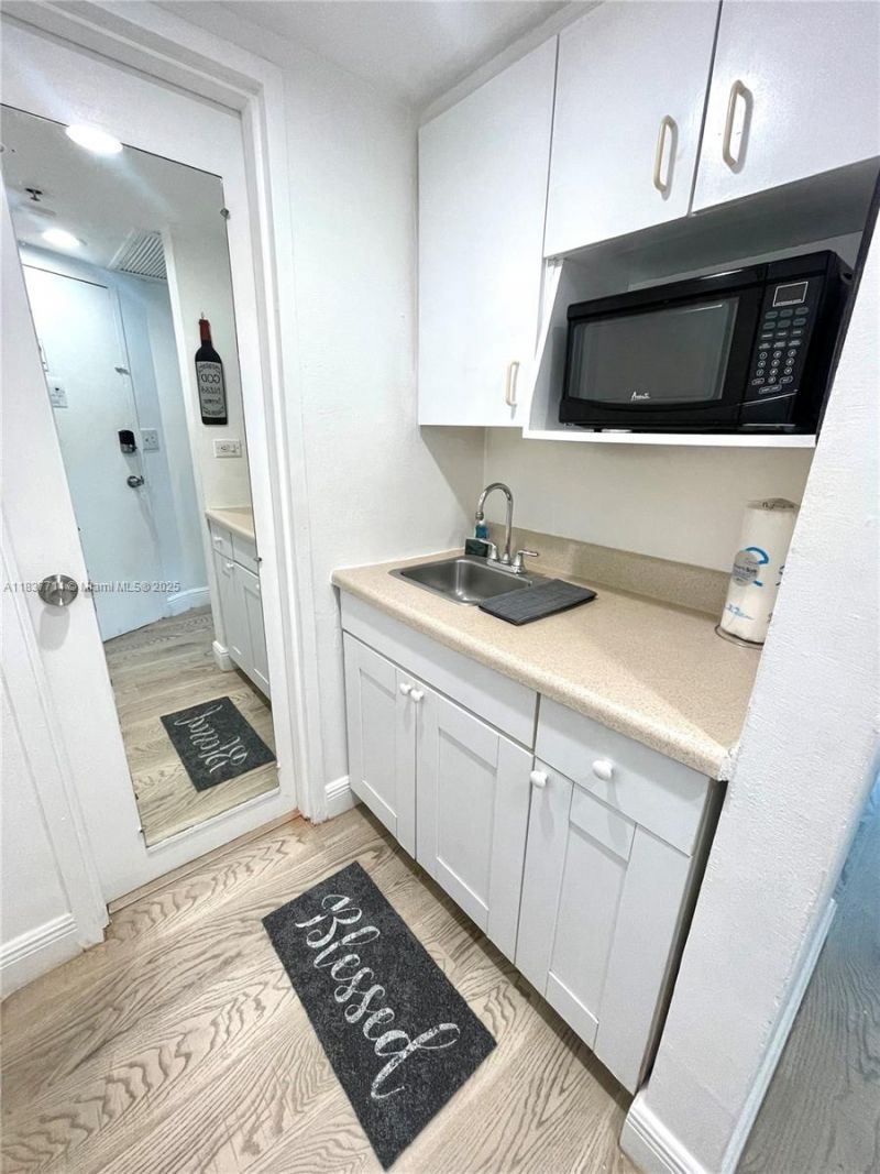 5445 Collins Ave, Unit 1515, Miami Beach, FL 33140 Photo