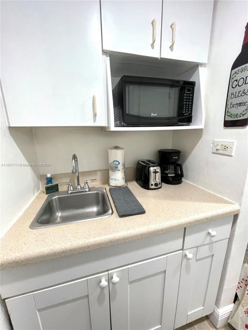 5445 Collins Ave, Unit 1515, Miami Beach, FL 33140 Photo