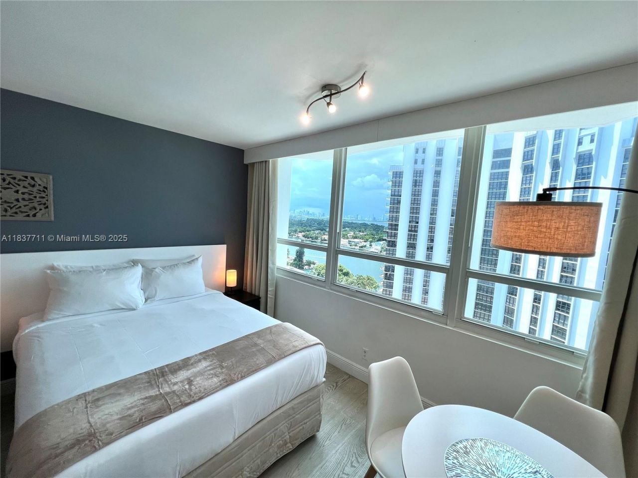 5445 Collins Ave, Unit 1515, Miami Beach, FL 33140 Photo
