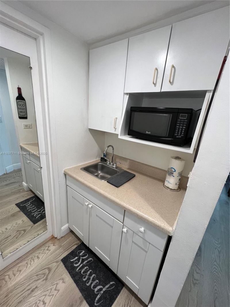 5445 Collins Ave, Unit 1515, Miami Beach, FL 33140 Photo