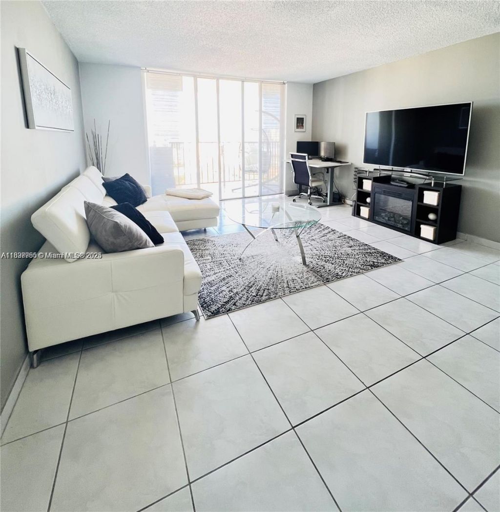 2780 NE 183rd St, Unit 2015, Aventura, FL 33160 Photo