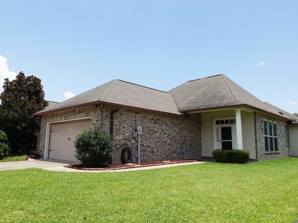 902 Woodhue Dr, Saint George, LA 70810