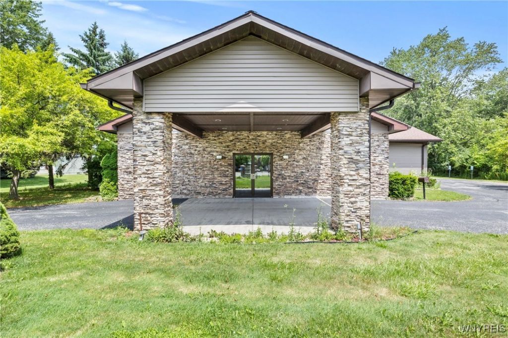 2099 River Road, Niagara Falls, NY 14304 Main Photo