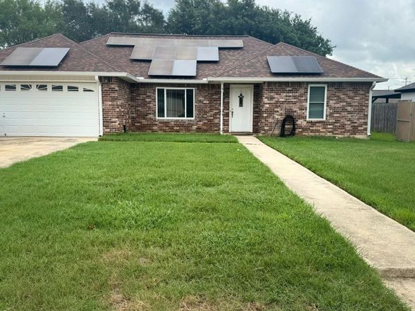 103 Windcrest, Floresville, TX 78114