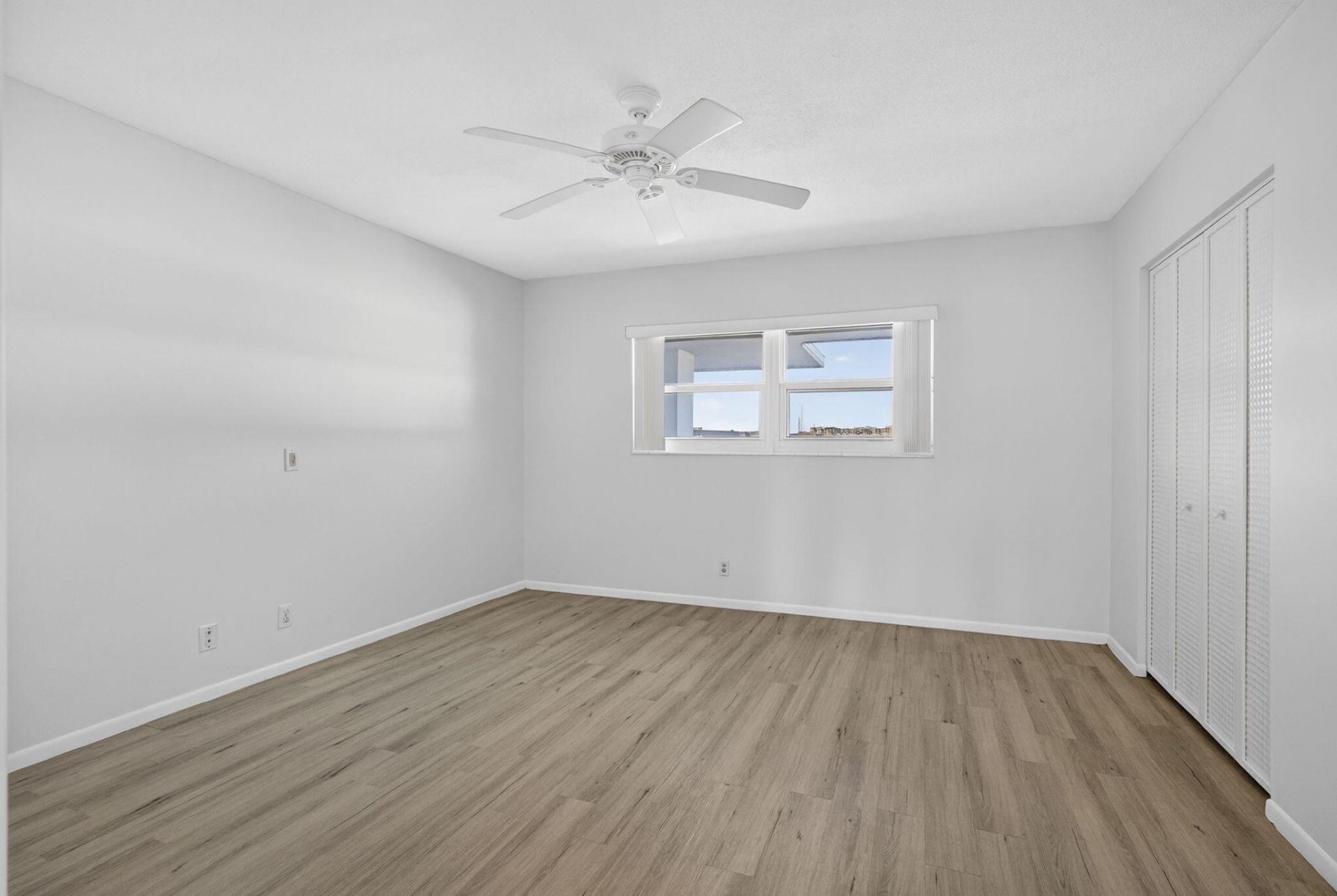 100 Shore Court, Unit 307, North Palm Beach, FL 33408 Photo