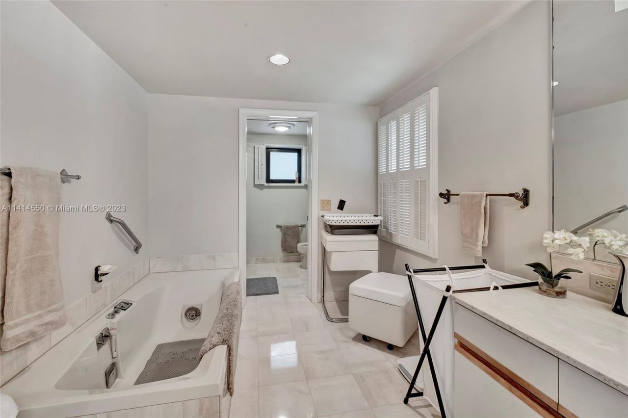 4716 University Dr, Coral Gables, FL 33146 Photo