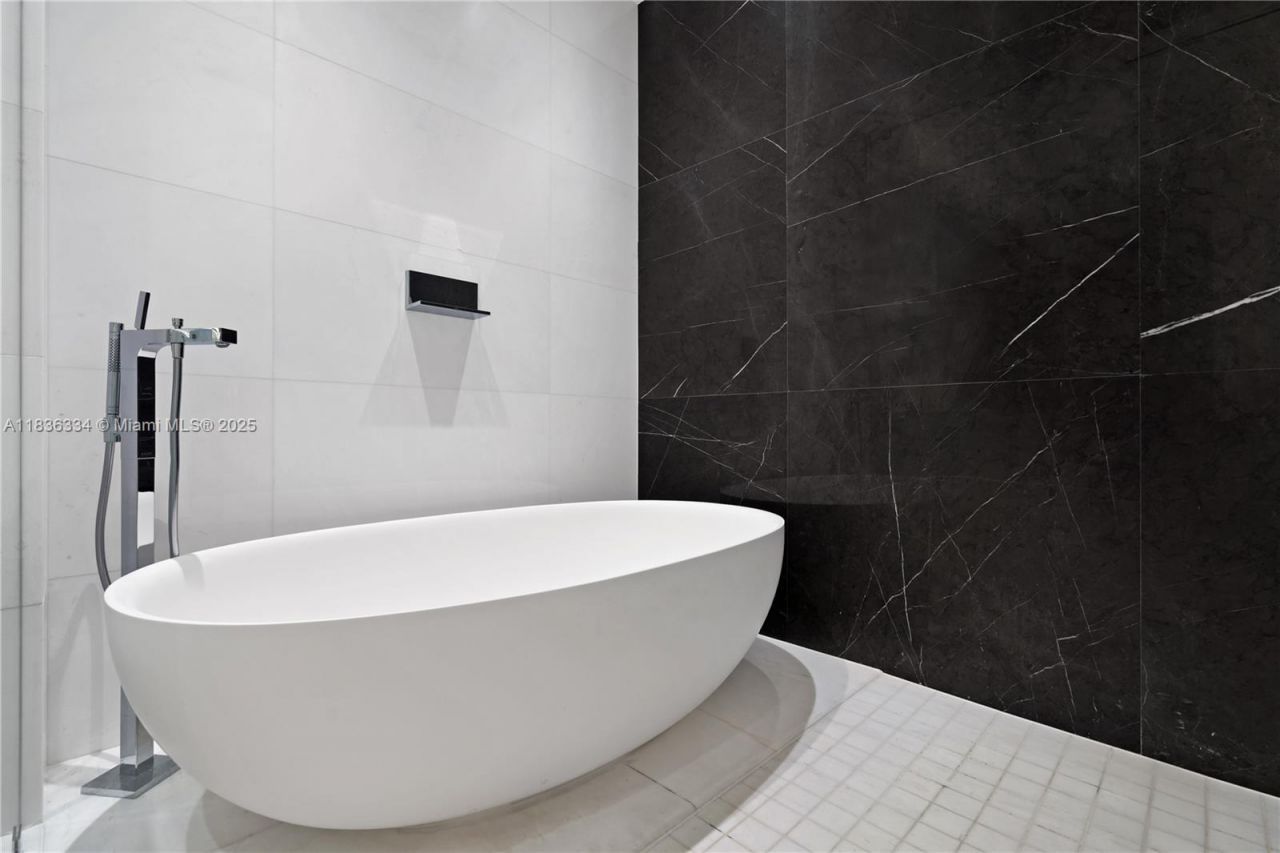 300 Biscayne Blvd Way, Unit 4707, Miami, FL 33131 Photo