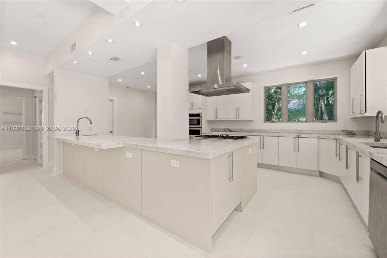 5625 N Bay Rd, Miami Beach, FL 33140 Photo