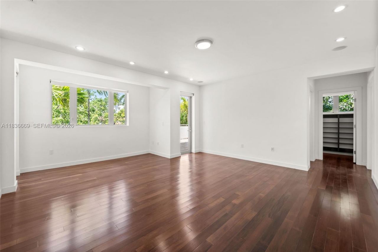 5625 N Bay Rd, Miami Beach, FL 33140 Photo