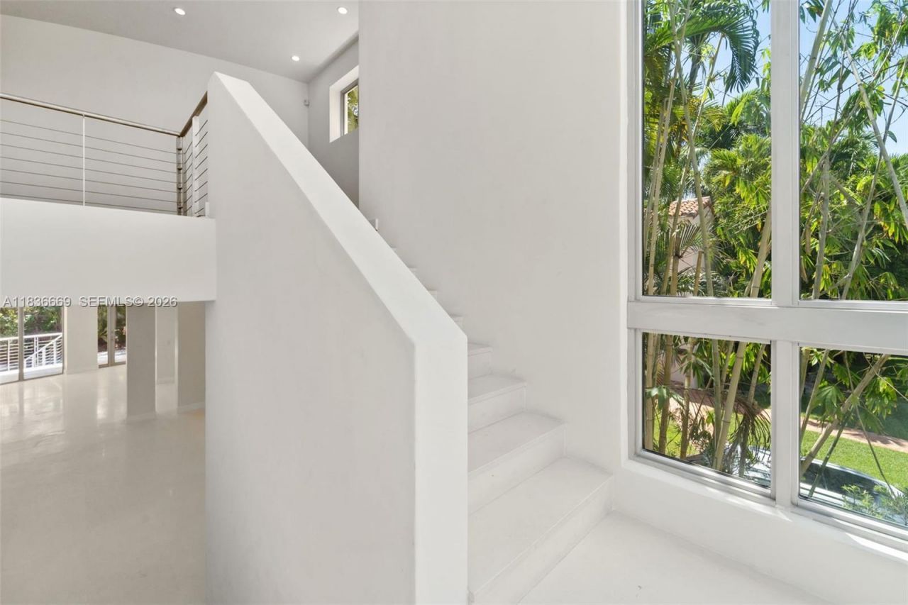 5625 N Bay Rd, Miami Beach, FL 33140 Photo