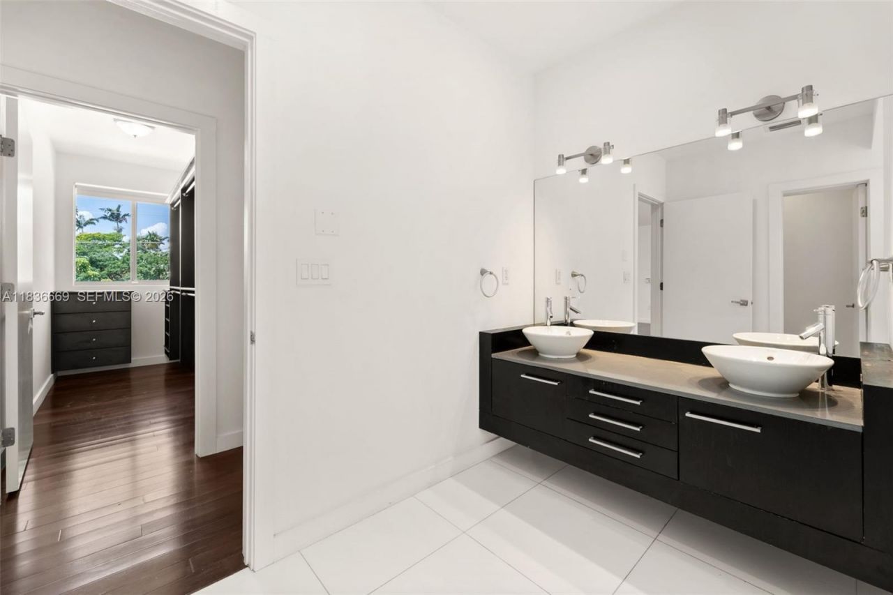 5625 N Bay Rd, Miami Beach, FL 33140 Photo