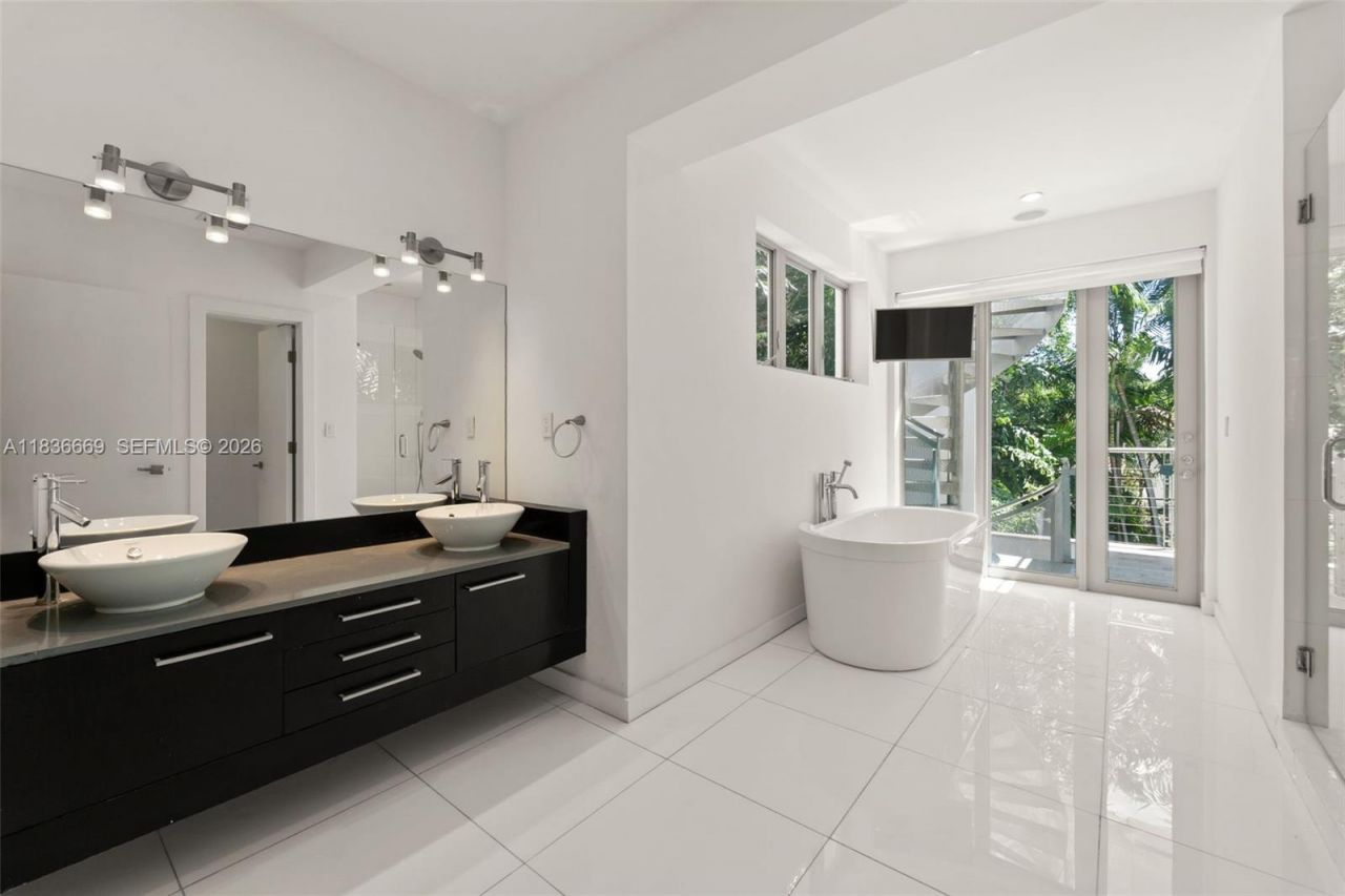 5625 N Bay Rd, Miami Beach, FL 33140 Photo