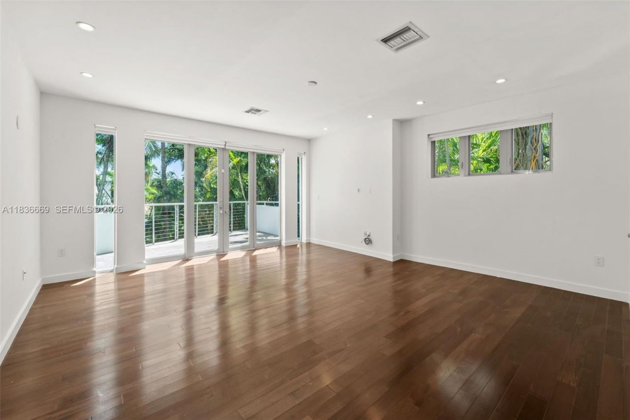 5625 N Bay Rd, Miami Beach, FL 33140 Photo