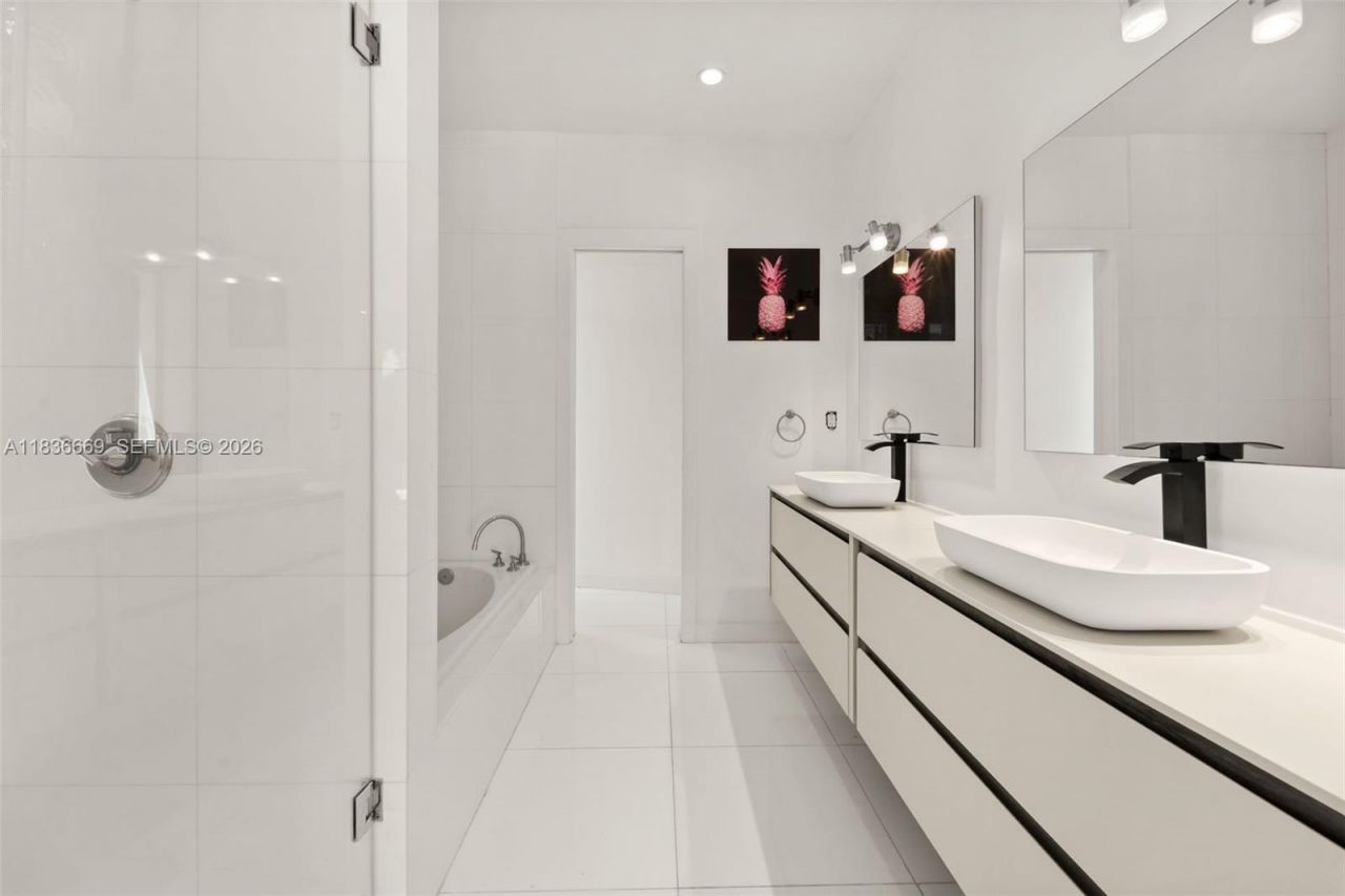 5625 N Bay Rd, Miami Beach, FL 33140 Photo