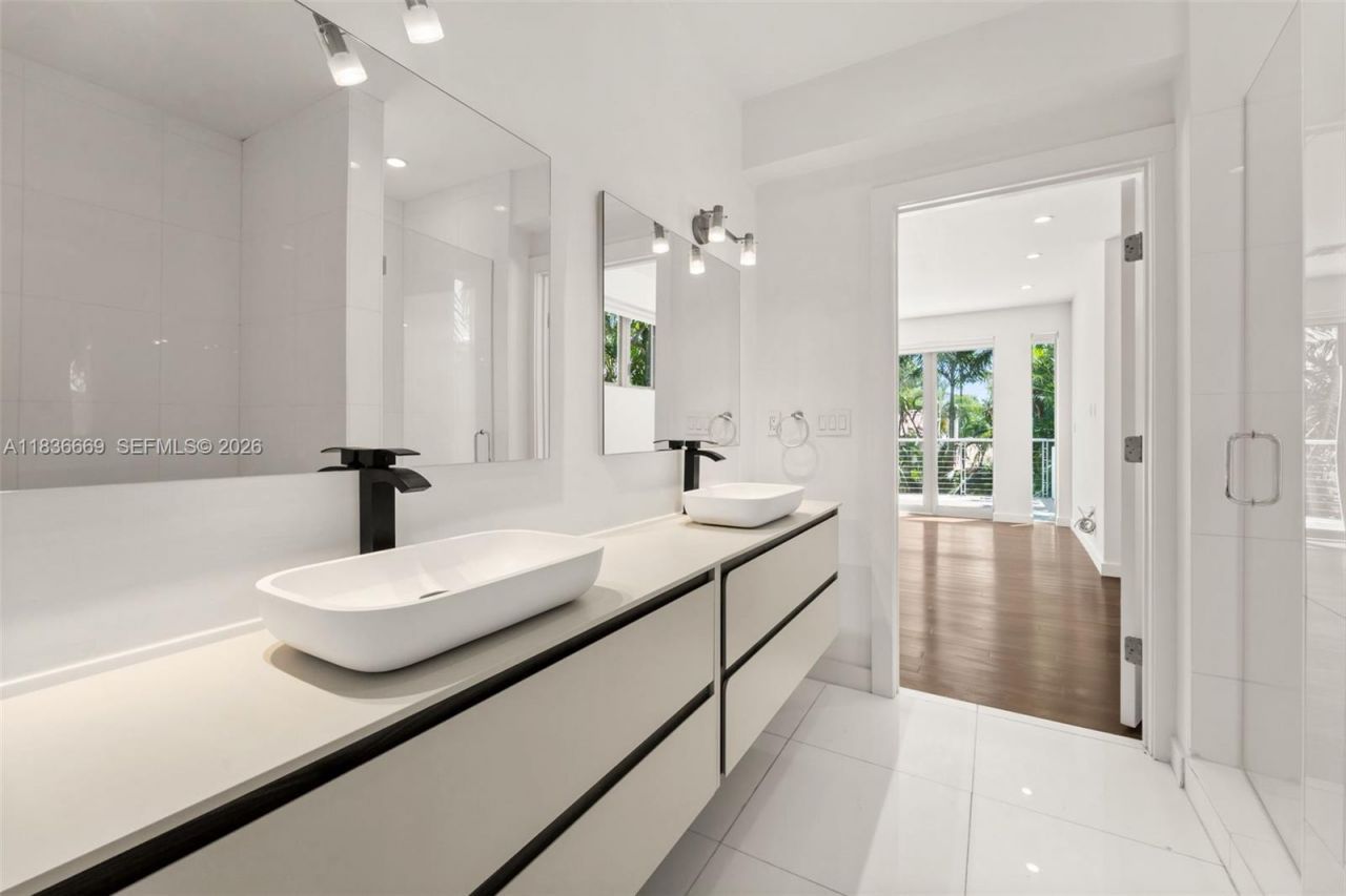 5625 N Bay Rd, Miami Beach, FL 33140 Photo