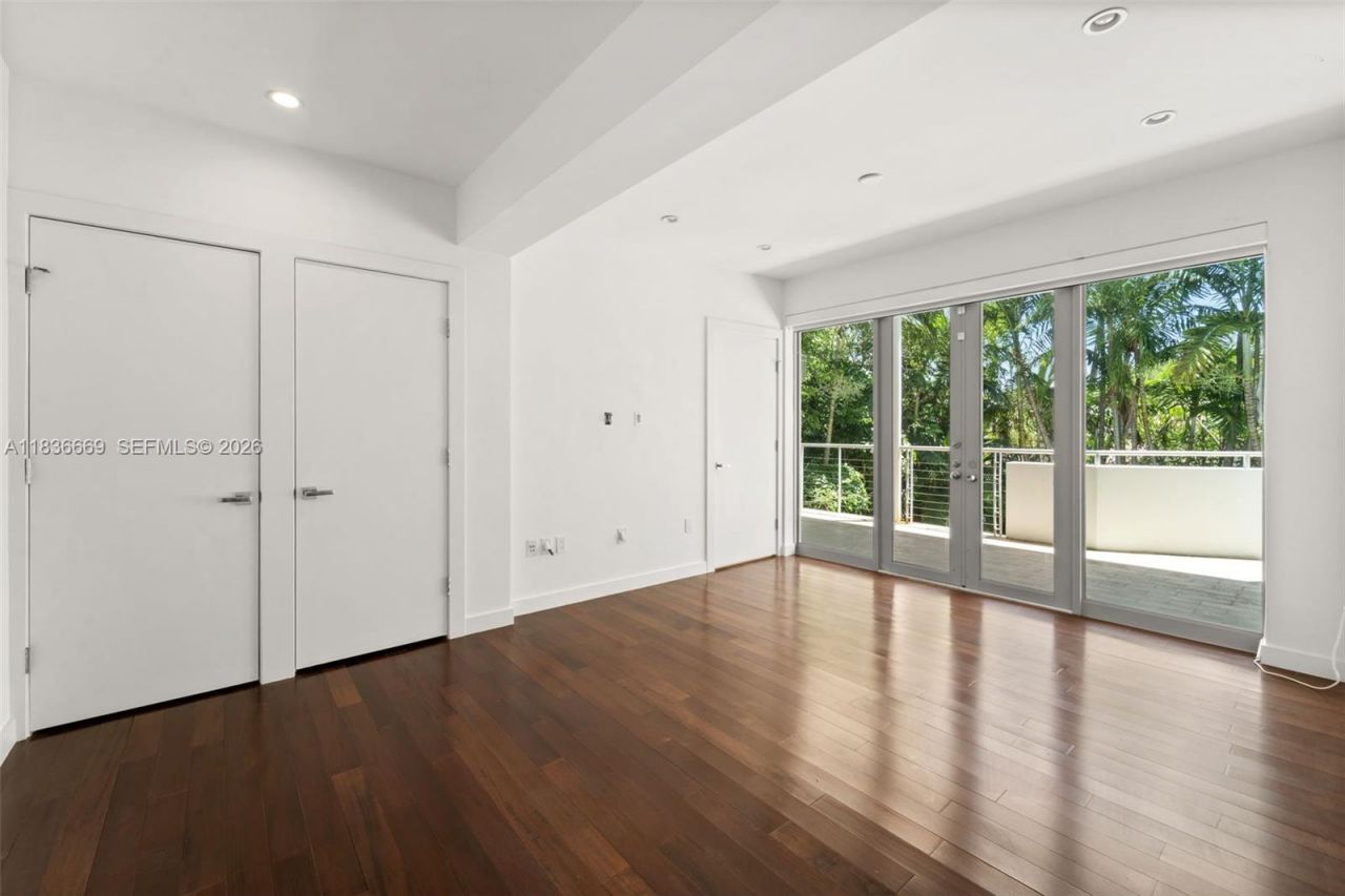 5625 N Bay Rd, Miami Beach, FL 33140 Photo