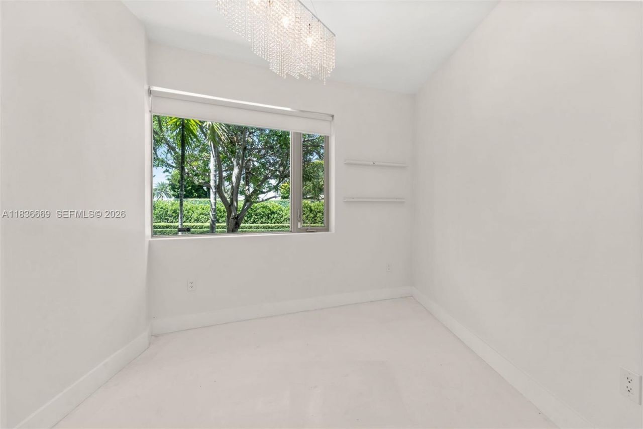 5625 N Bay Rd, Miami Beach, FL 33140 Photo