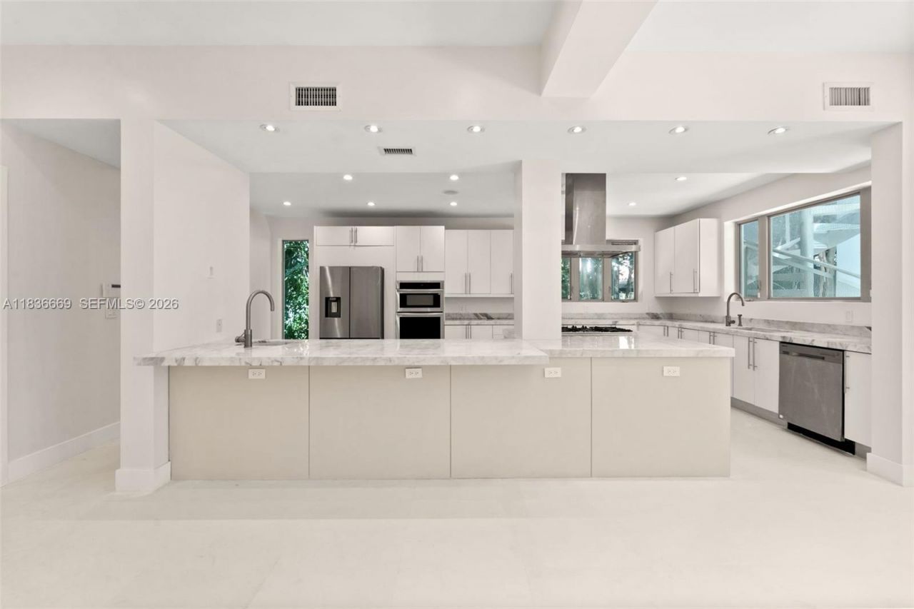 5625 N Bay Rd, Miami Beach, FL 33140 Photo