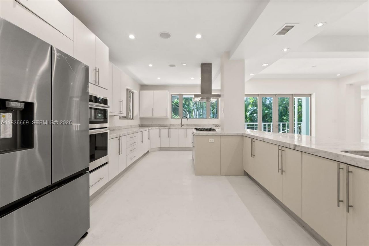 5625 N Bay Rd, Miami Beach, FL 33140 Photo