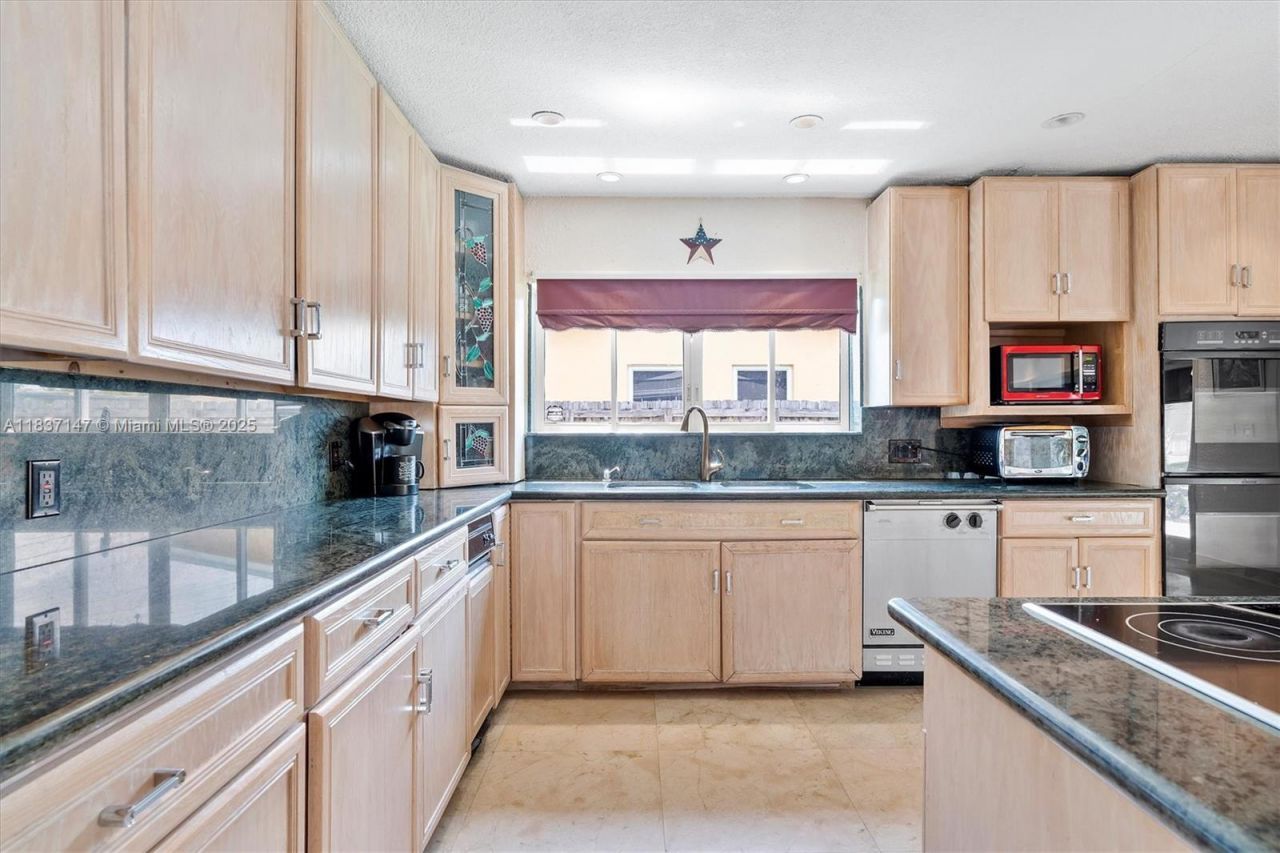 65 NE 209th Ter, Miami Gardens, FL 33179 Photo