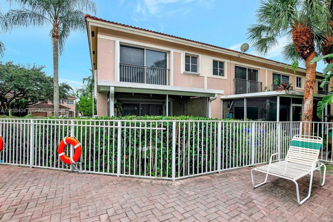9715 NW 23rd Ct, Pembroke Pines, FL 33024 Photo