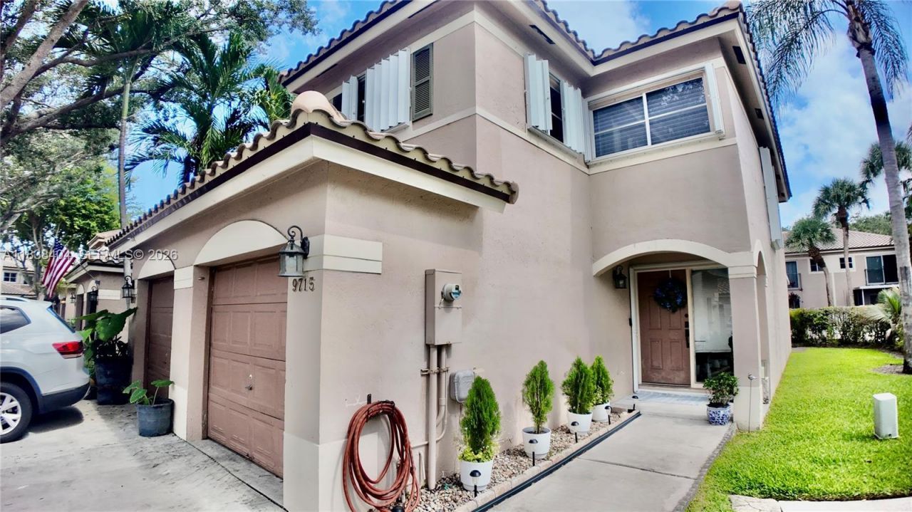 9715 NW 23rd Ct, Pembroke Pines, FL 33024 Photo
