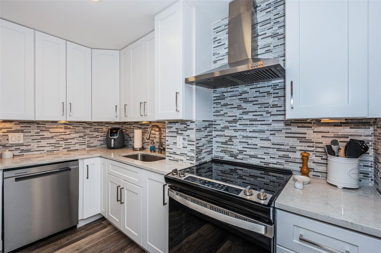 4900 Brittany Drive S, Unit 1413, Saint Petersburg, FL 33715 Photo