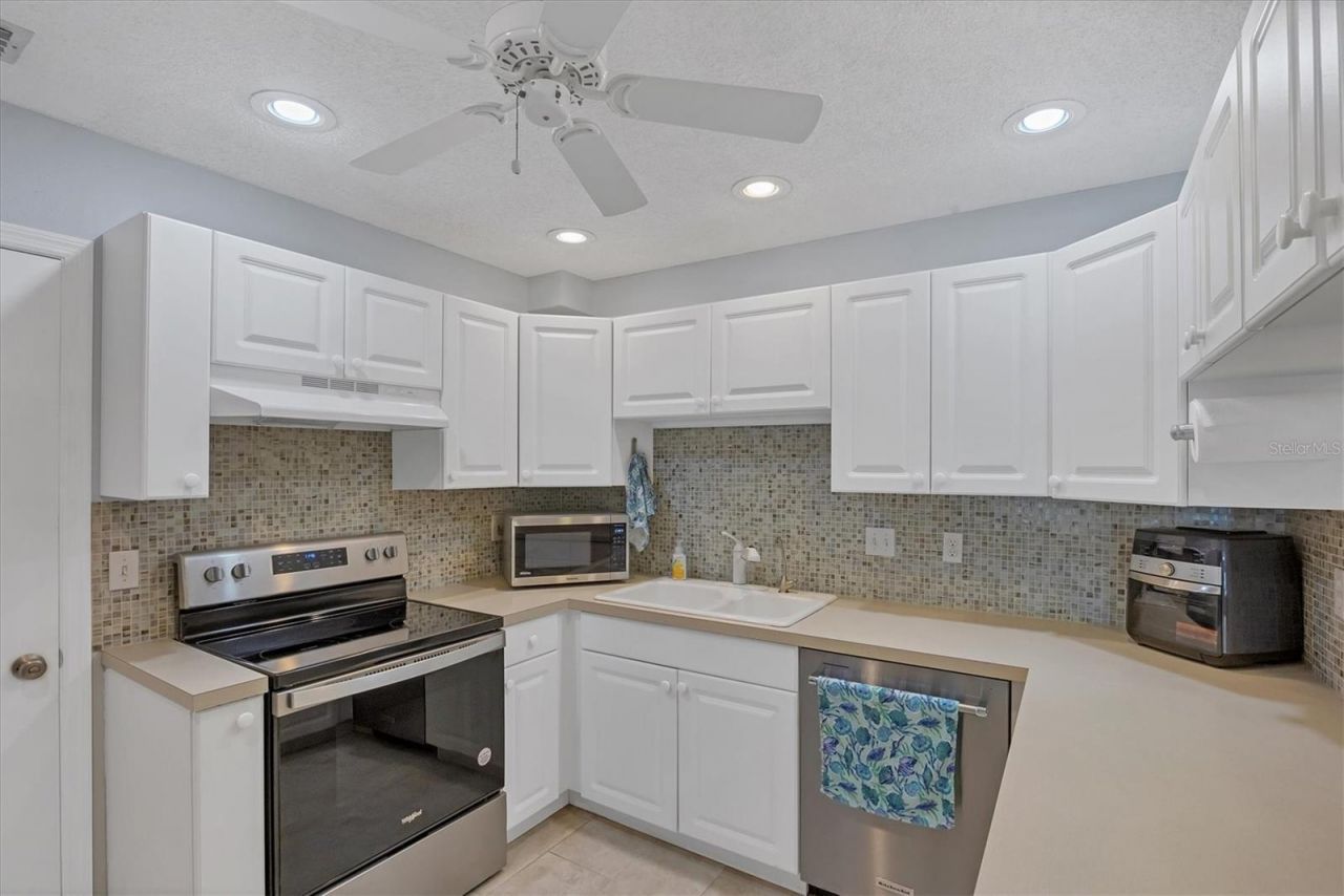 3305 Vivienda Boulevard, Bradenton, FL 34207 Photo