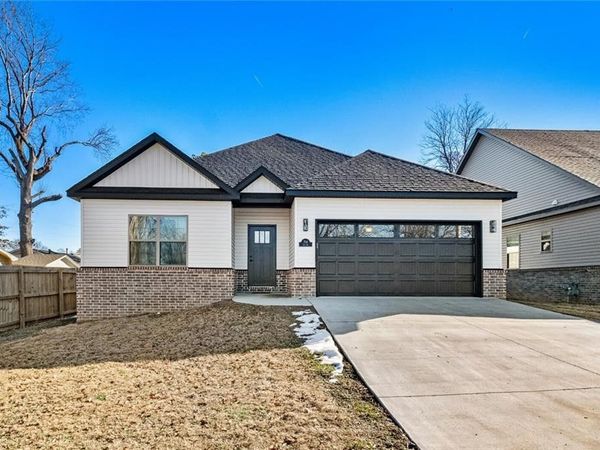 704 2nd Avenue, Gravette, AR 72736