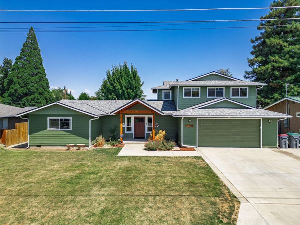 755 S 4th Street, Central Point, OR 97502