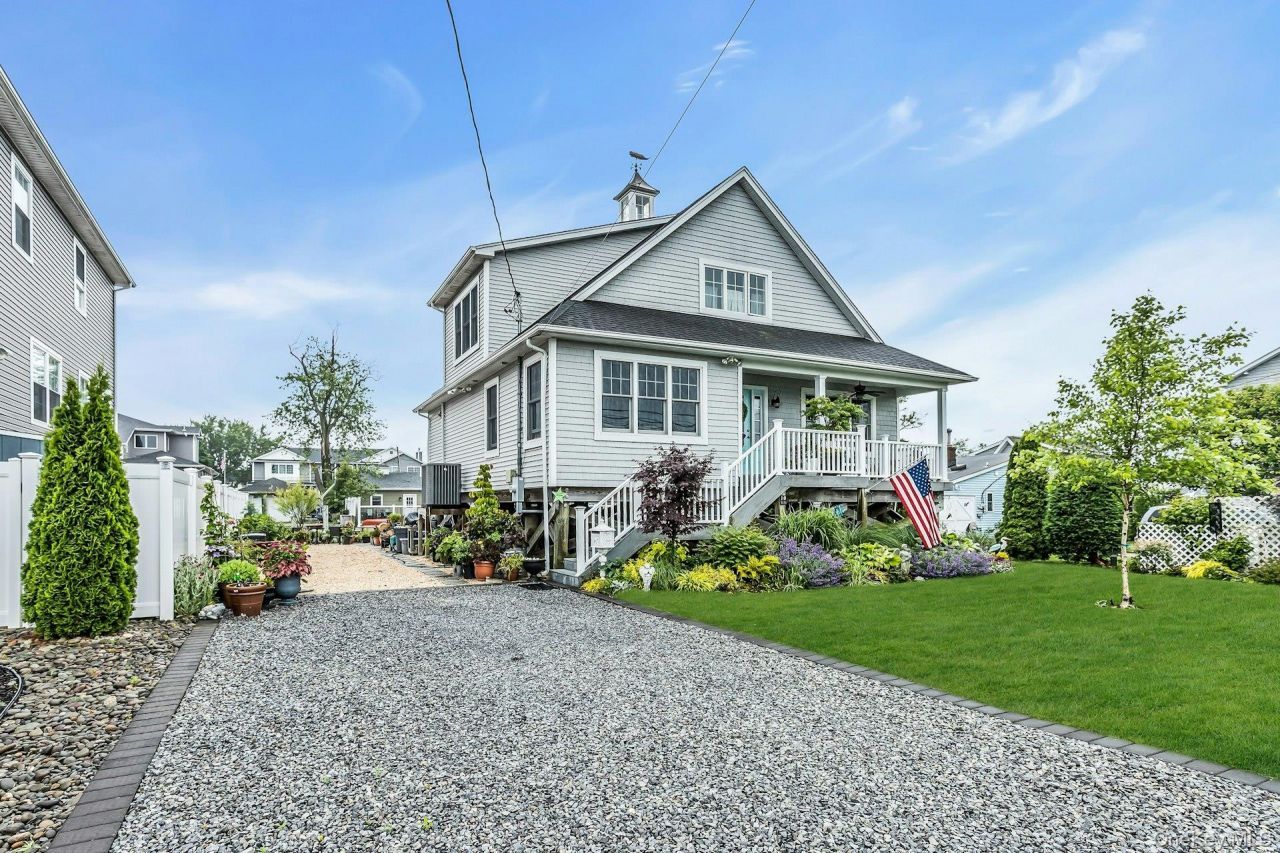 10 Garfield Place, Massapequa, NY 11758 Main Photo