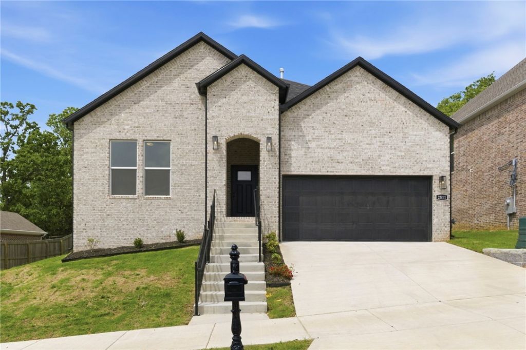 2811 N Grey Squirrel Drive, Fayetteville, AR 72704 Main Photo
