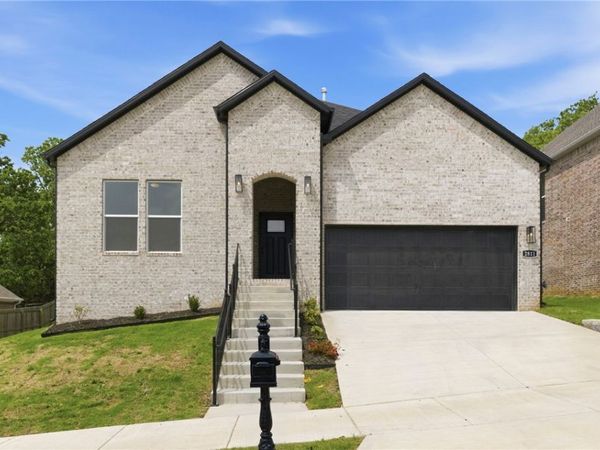 2811 N Grey Squirrel Drive, Fayetteville, AR 72704